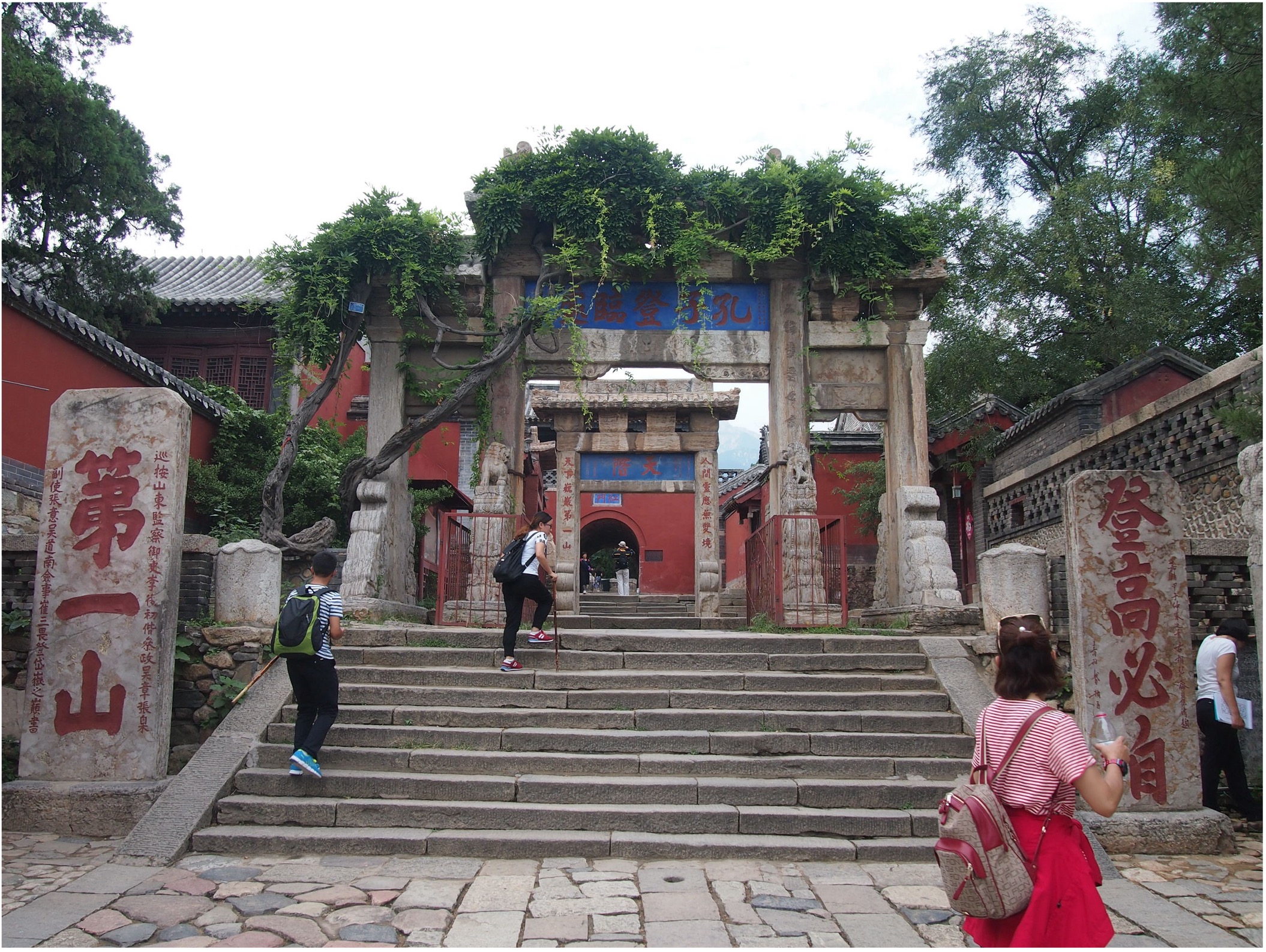 A picture of Mount Tai’s pilgrim path near the Red Gate 