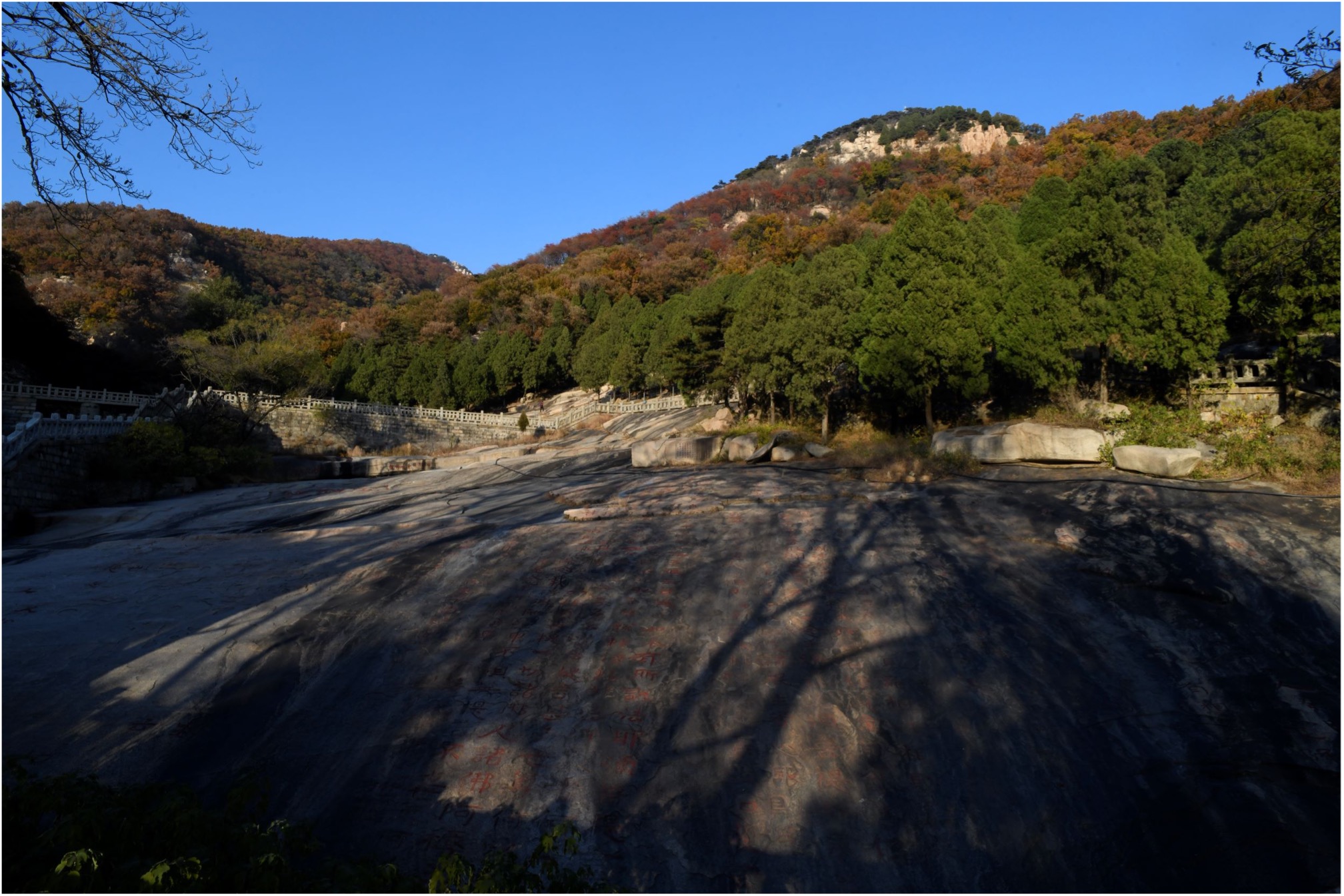 A picture of the A view of Sutra Stone Valley 經石峪 where the giant Diamond Sutra inscription is carved.